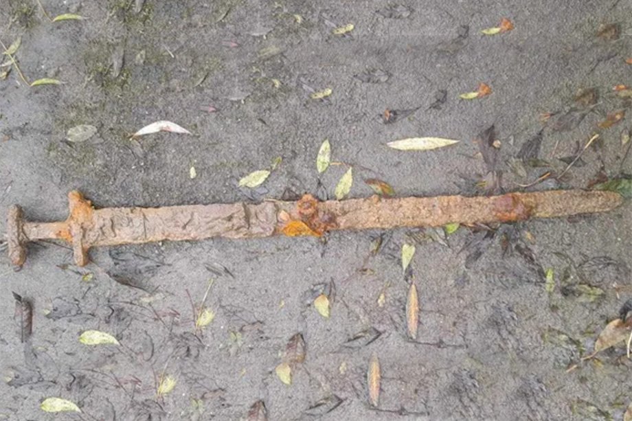Espada viking descoberta na Inglaterra