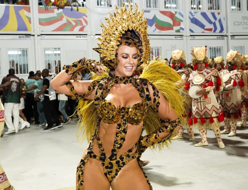 Paolla Oliveira vira onça no carnaval