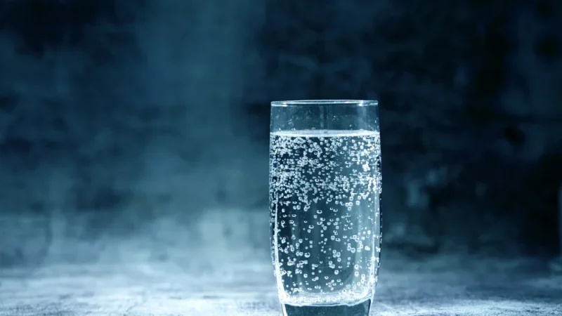 Água com gás faz bem ou mal para a saúde?