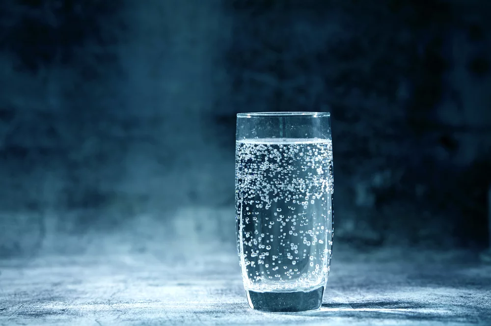 Água com gás faz bem ou mal para a saúde?