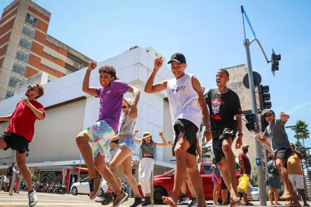 Jovens dançando funk na rua