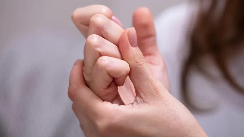 Estalar os dedos faz mal: Verdade ou mito