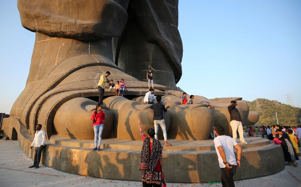 Turistas ao redor da Estátua da Unidade