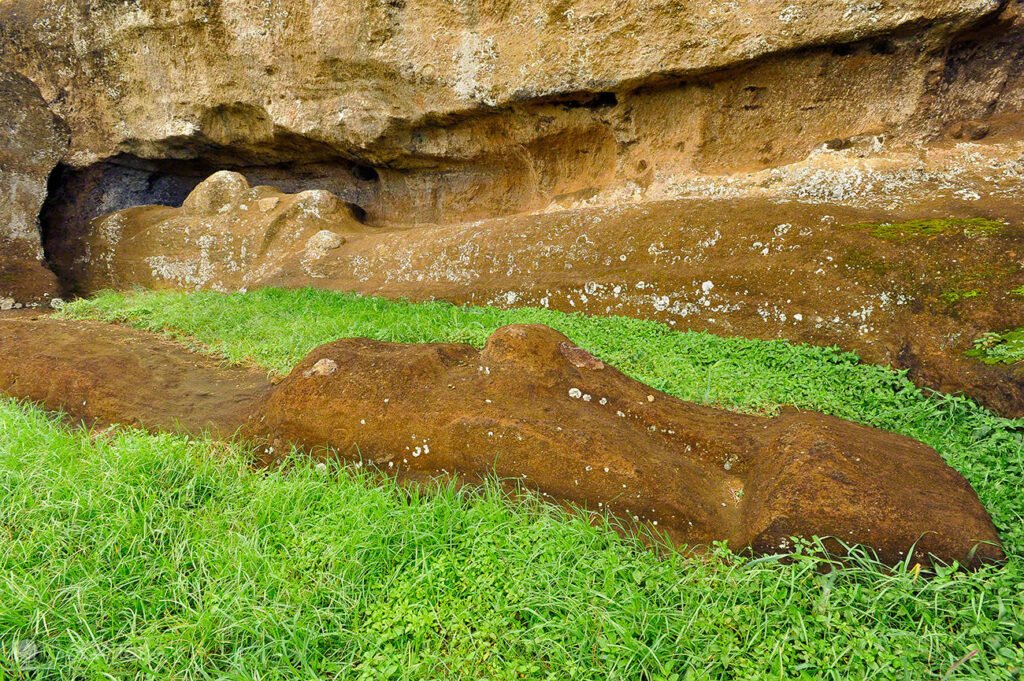 Moais construídos na pedreira localizada no vulcão Rano Raraku