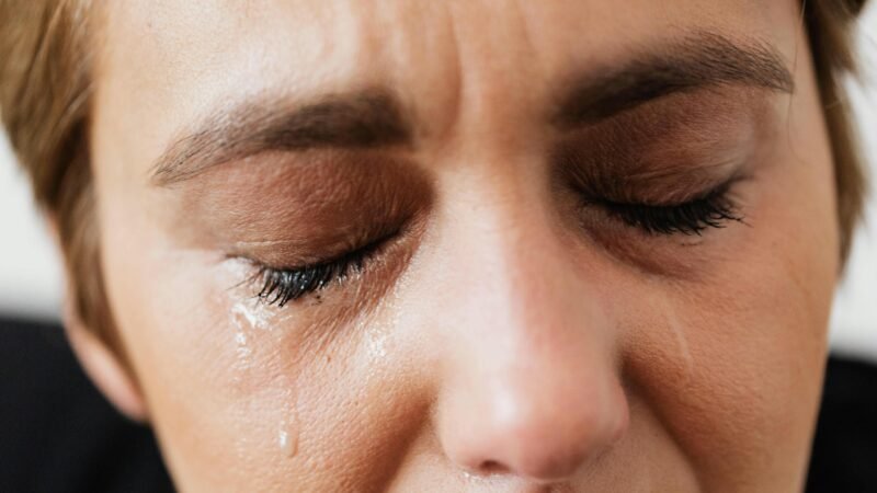 Chorar faz bem? Conheça o poder terapêutico das lágrimas!
