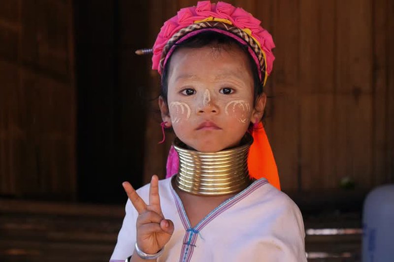 Criança da tribo Karen usando as argolas no pescoço