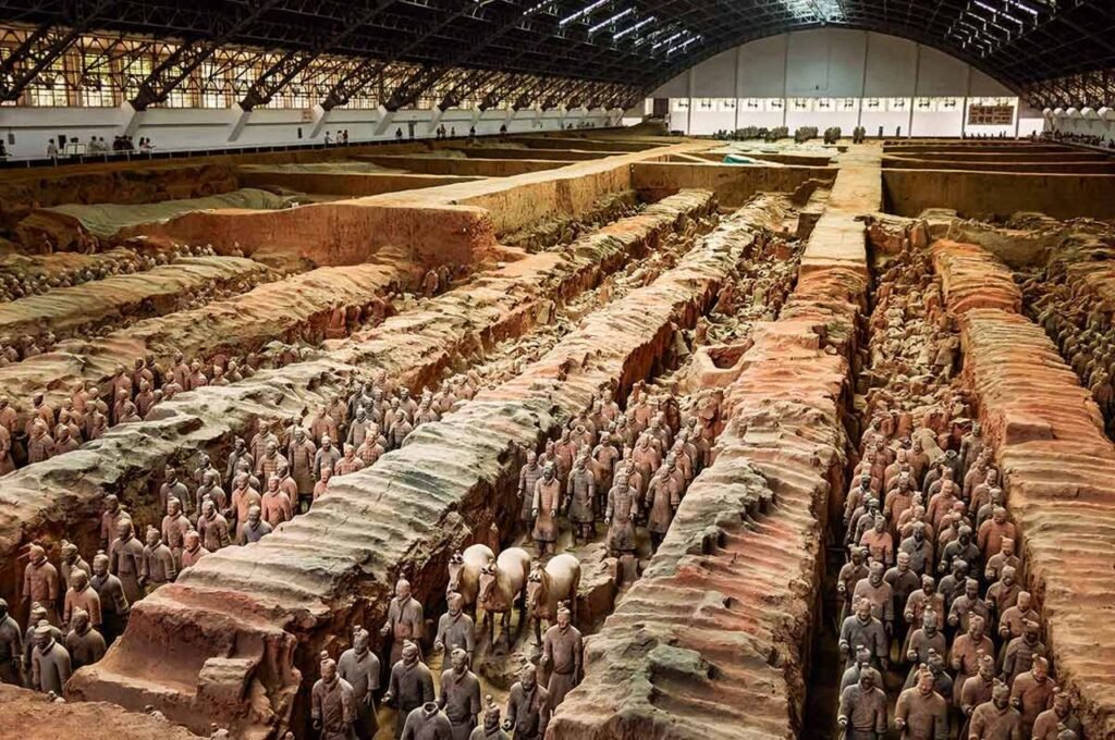 Guerreiros de Terracota guardando o mausoléu do imperador Qin