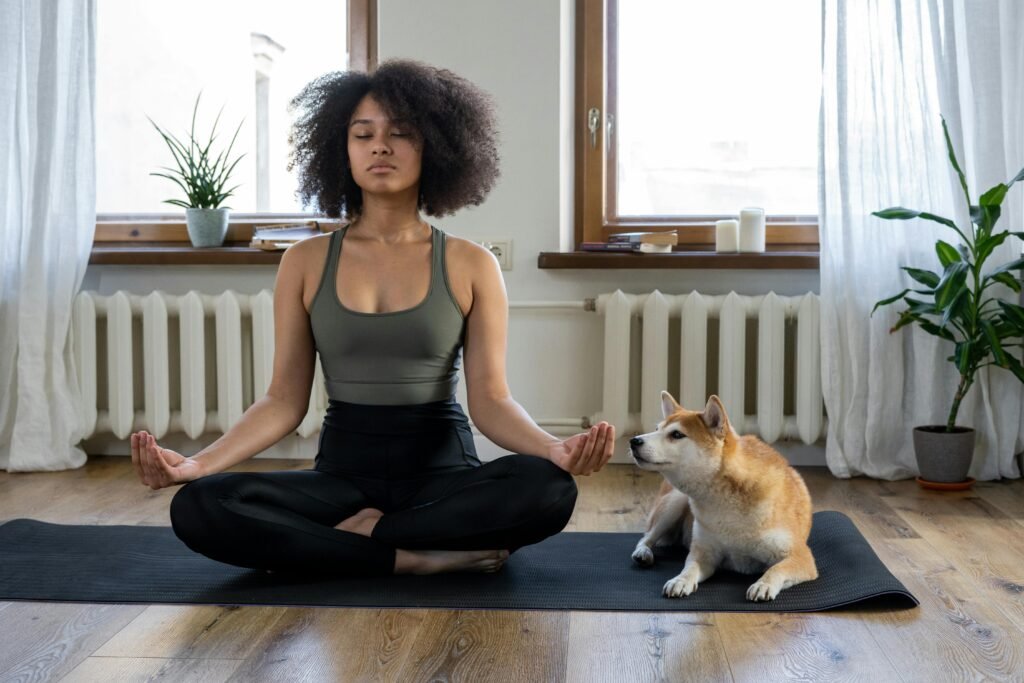 Técnicas de relaxamento: Meditação: Mulher meditando e seu cachorro ao lado